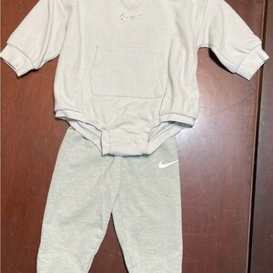 Nike Infant Light Green Long Sleeve Onesis with Pants Size 9 Month